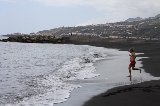 Primer chapuzón en la nueva playa de Santa Cruz de La Palma