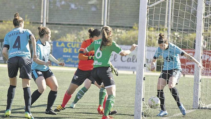 Una defensa del Atlántica de Matamá evita un gol del Oviedo Moderno sobre la línea de gol. // Fernando Rodríguez