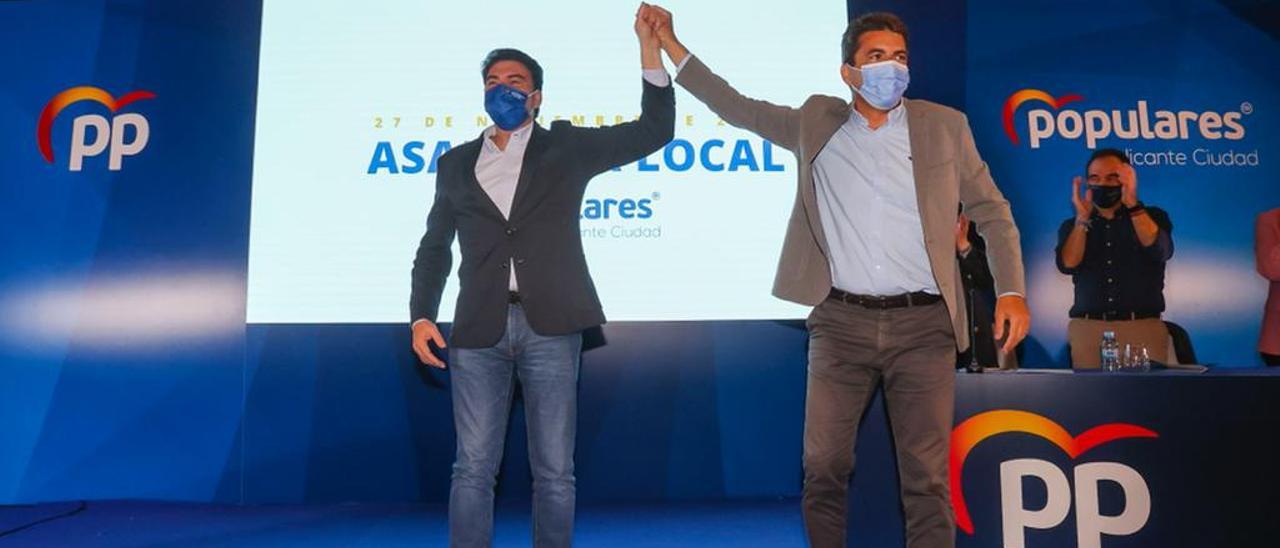 Luis Barcala al ser proclamado presidente local del PP en Alicante, junto con su homólogo en la Comunidad, Carlos Mazón.