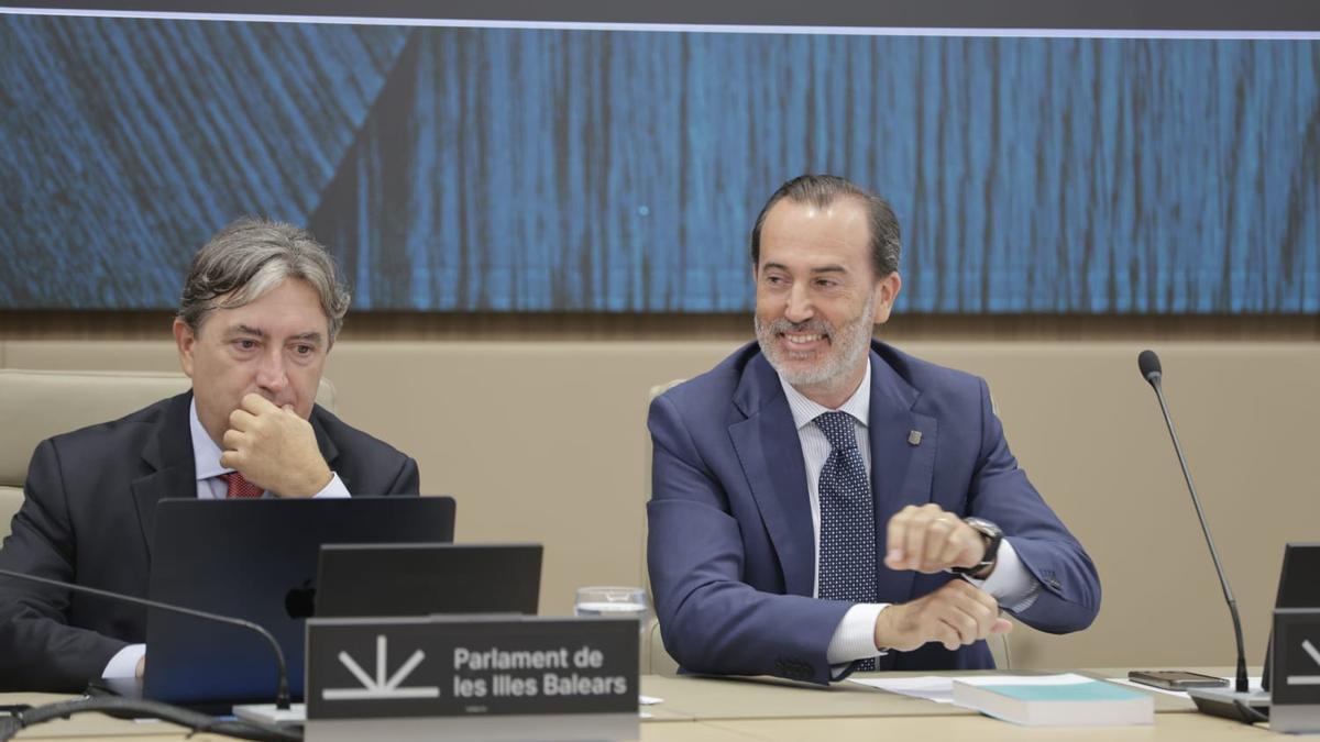 Gabriel Le Senne, junto al vicepresidente de la Mesa, Mauricio Rovira.