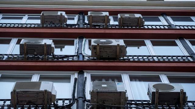 Aparells d’aire condicionat a la façana interior d’un edifici de l’Eixample