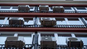 Barcelona estudiarà subvencionar aires condicionats en habitatges dels barris més vulnerables a la calor extrema