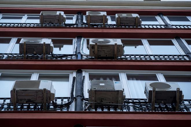 Barcelona estudiará subvencionar aires acondicionados en viviendas de los barrios más vulnerables al calor extremo