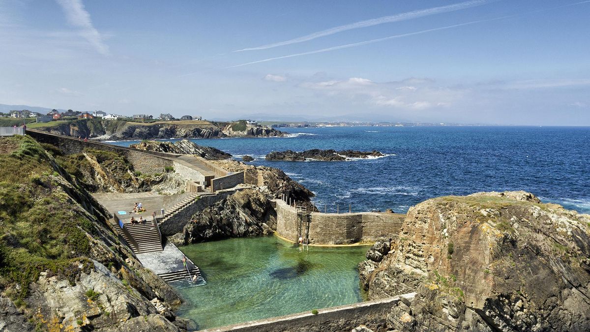 La piscina al lado del Mar Cantábrico