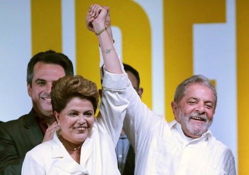 Dilma Rousseff y el ex presidente Luiz Inácio Lula da Silva celebran que han ganado las elecciones