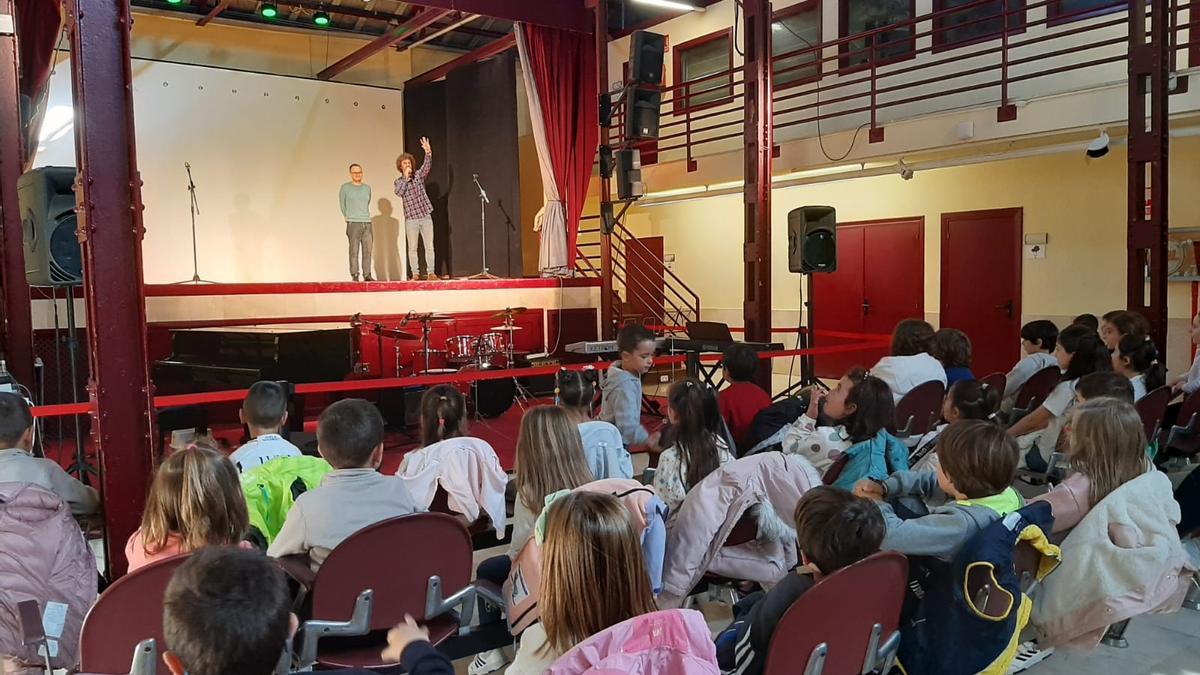 El Día de les lletres asturianes , con música y teatro en Llanera
