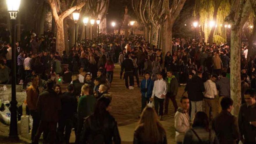 Miles de jóvenes en el parque de San Martín durante el botellón del Jueves Santo.