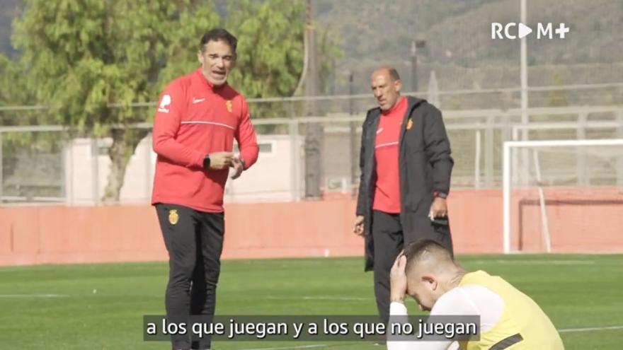 Luis García, delante de su ayudante Pedro Rostoll, en un pantallazo del vídeo que ha publicado el Mallorca.