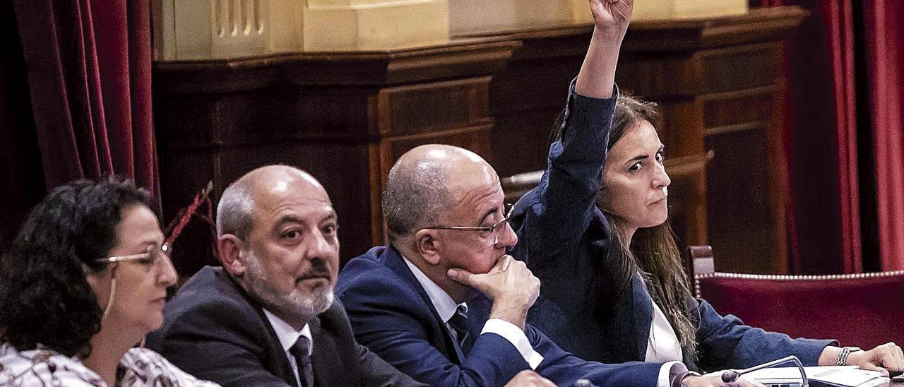 Sergio Rodríguez, Xisco Cardona e Idoia RIbas, este martes en el Parlament.
