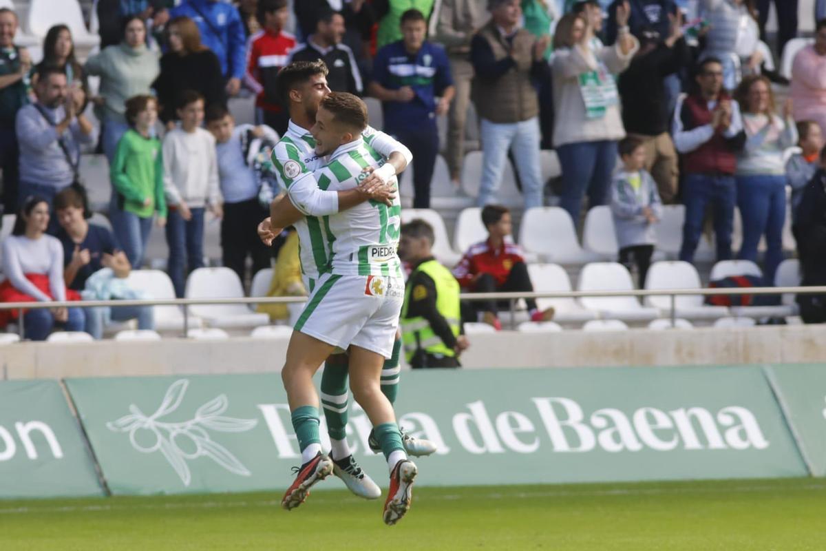 Isma Ruiz celebra con Calderón su gol al Ceuta, este domingo en El Arcángel.