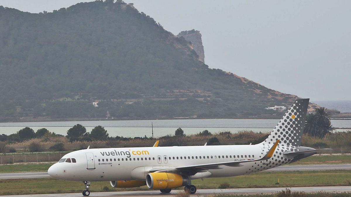 Un avión de la compañía Vueling en el aeropuerto de Eivissa, en una imagen de archivo. | J. A. RIERA