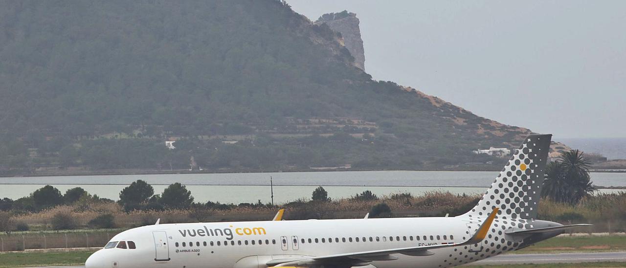 Un avión de la compañía Vueling en el aeropuerto de Eivissa, en una imagen de archivo. | J. A. RIERA