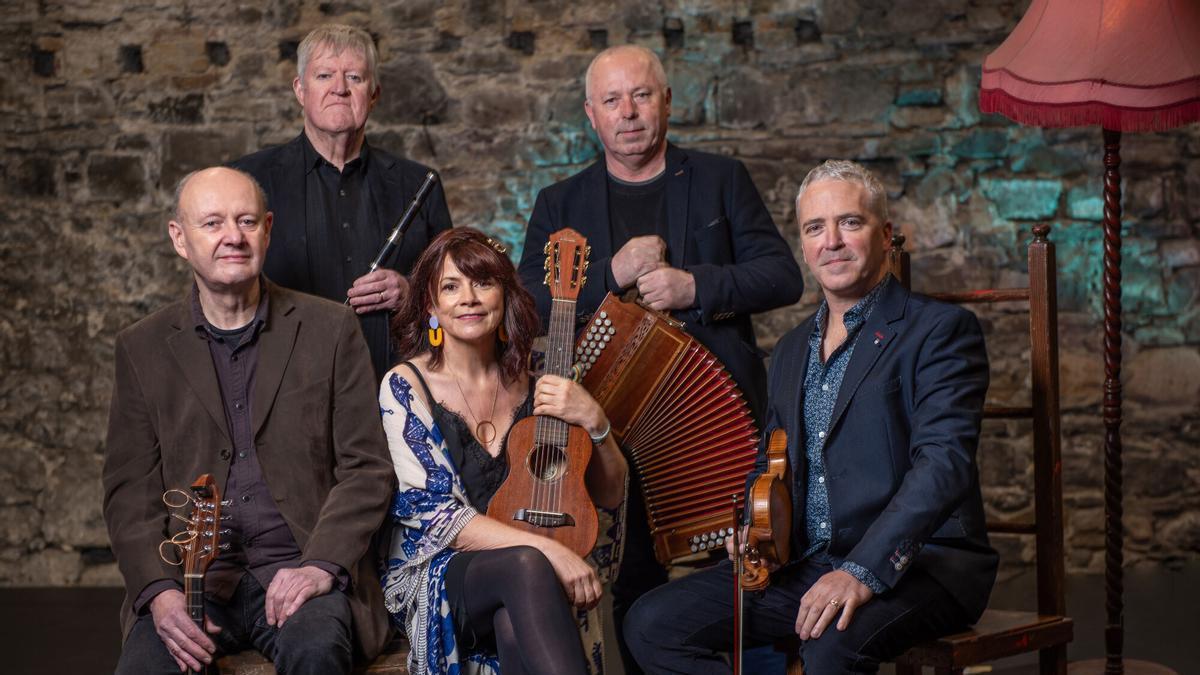 El grupo irlandés Dervish, en una foto promocional.