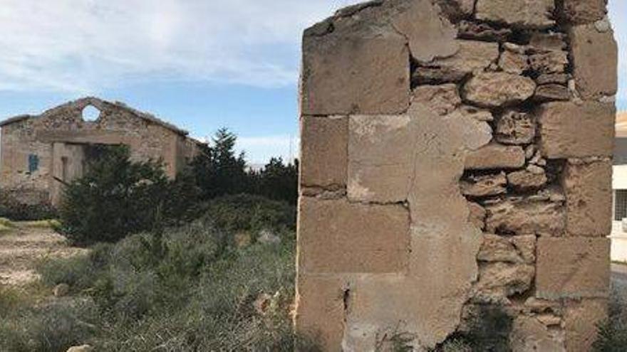 Algunos de los restos en primer plano de es Campament de la Savina o la Colonia Penitenciaria de la dictadura franquista.