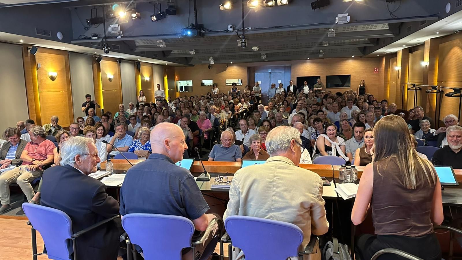 El médico mallorquín Ferran Morell reúne a 300 personas en la presentación de sus dos nuevos libros en Barcelona
