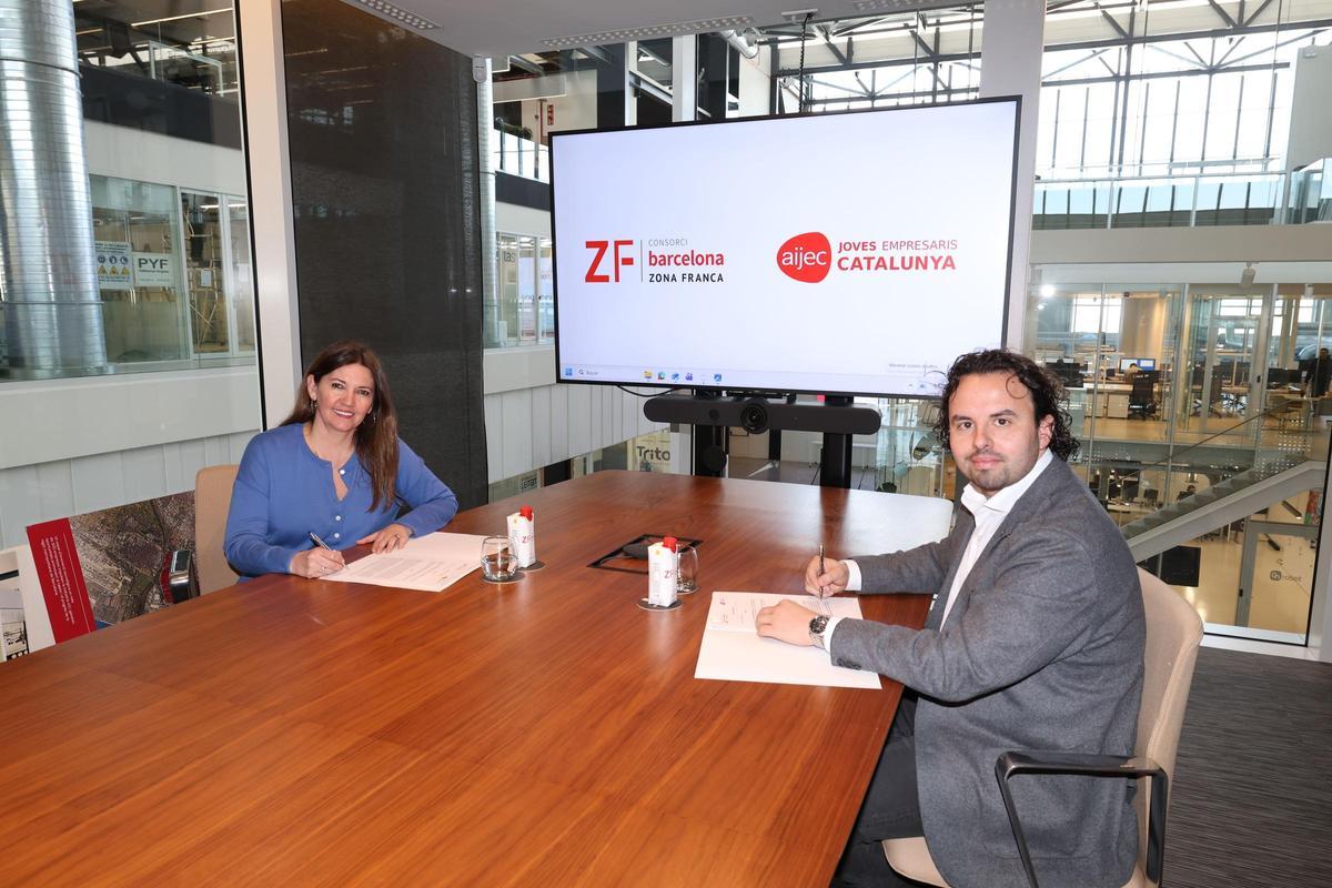 Firma del convenio entre la directora general del CZFB, Blanca Sorigué, y el presidente de la AIJEC, Vicenç del Mar