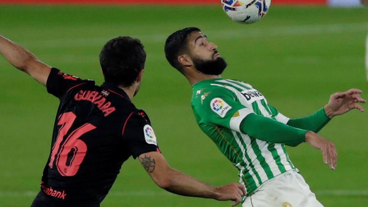 Fekir intenta controlar un balón ante Guevara