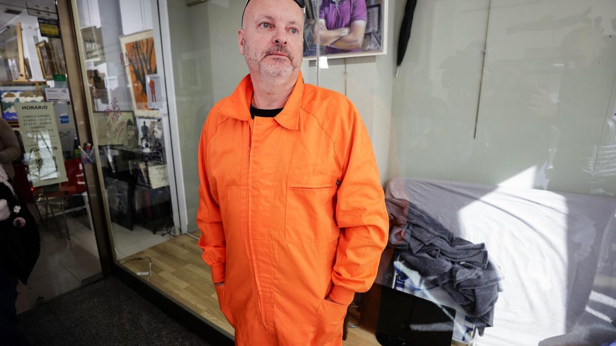 Enrique Tenreiro empieza un encierro vestido como un preso de Guantánamo