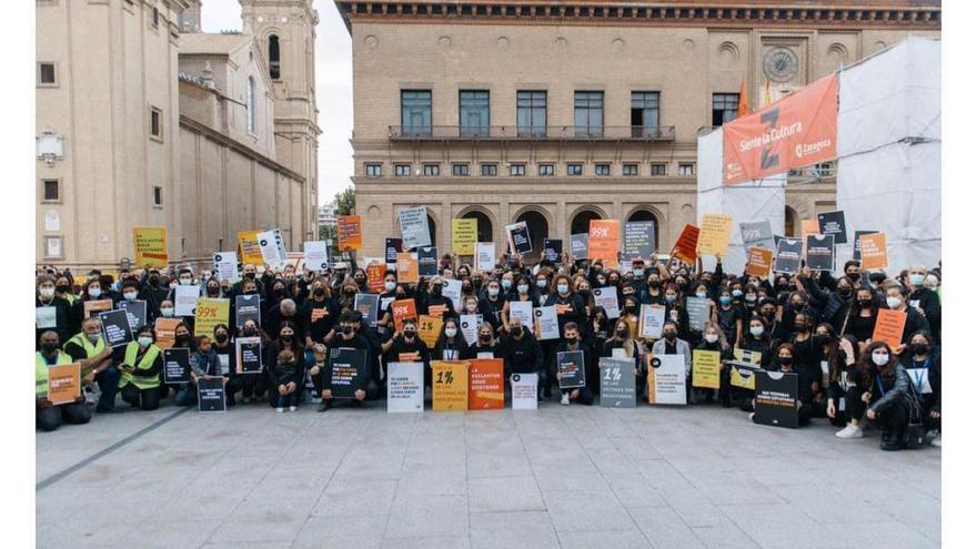 Participantes de Caminando por Libertad en la plaza del Pilar.