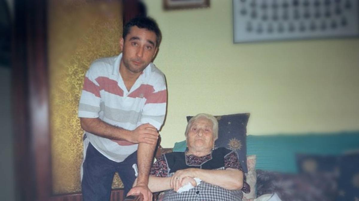Pedro Matías en una de las últimas fotos que se tomó con su abuela Enriqueta, por quien sentía pasión.