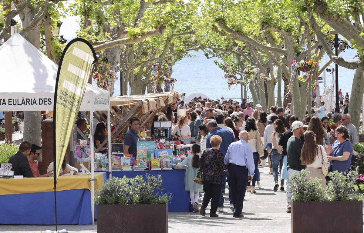 El paseo, lleno de gente y decorado para estas fiestas. | FOTOS: J.A. RIERA