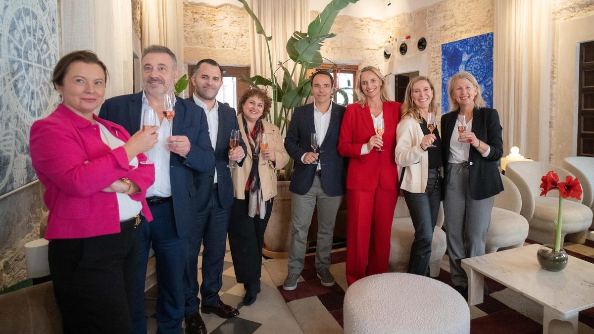 Carolina Quetlas, Gabriel Llobera, Javier. Vich, María.José Aguiló, Pablo Riera-Marsá, María Fronera, Begoña Amengual e Inés Battle, en el hotel Nobis Hotel Palma.