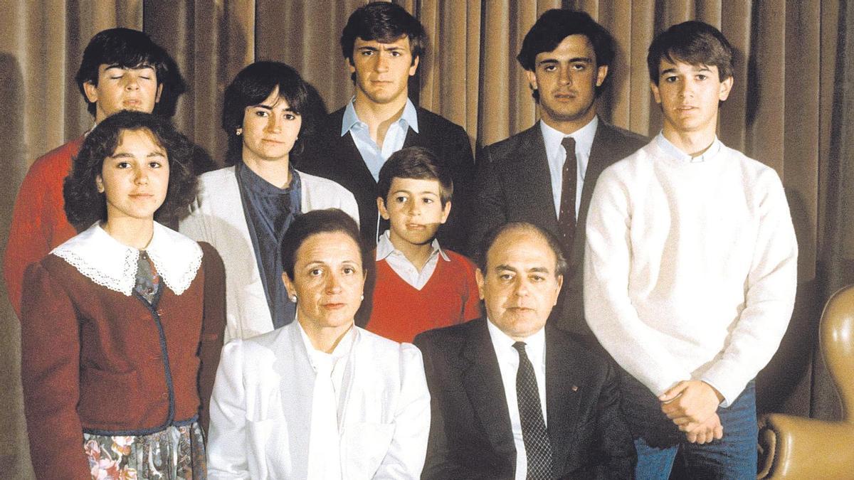 1986 / Jordi Pujol, posa con su esposa Marta Ferrusola y sus siete hijos. Mireia, Oriol (ojos cerrados), Marta, Josep (camisa azul), Oleguer (el más pequeño), Jordi (con corbata) y Pere