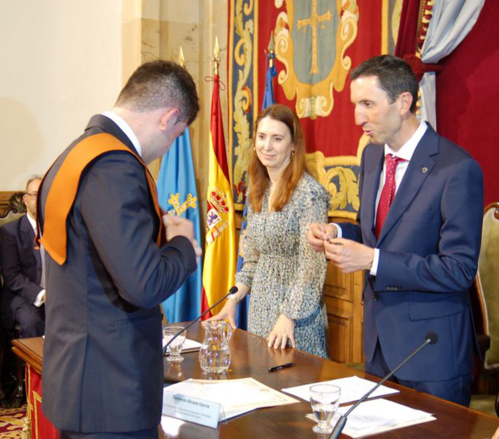 Pelayo García recibe su insignia de manos de Fernando Álvarez. | LNE