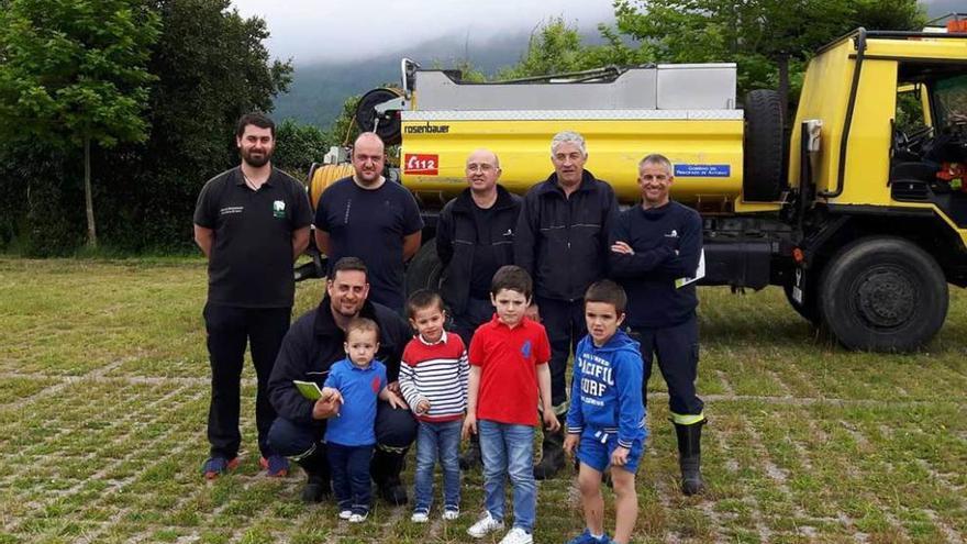 Efectivos de bomberos junto a personal del centro y algunos visitantes.