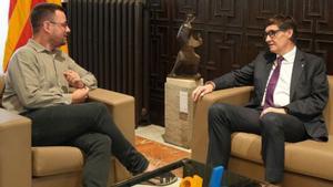 El president de la Generalitat, Salvador Illa, i l’alcalde de Girona, Lluc Salellas, ahir, en una reunió a l’Ajuntament gironí.  | EUROPA PRESS