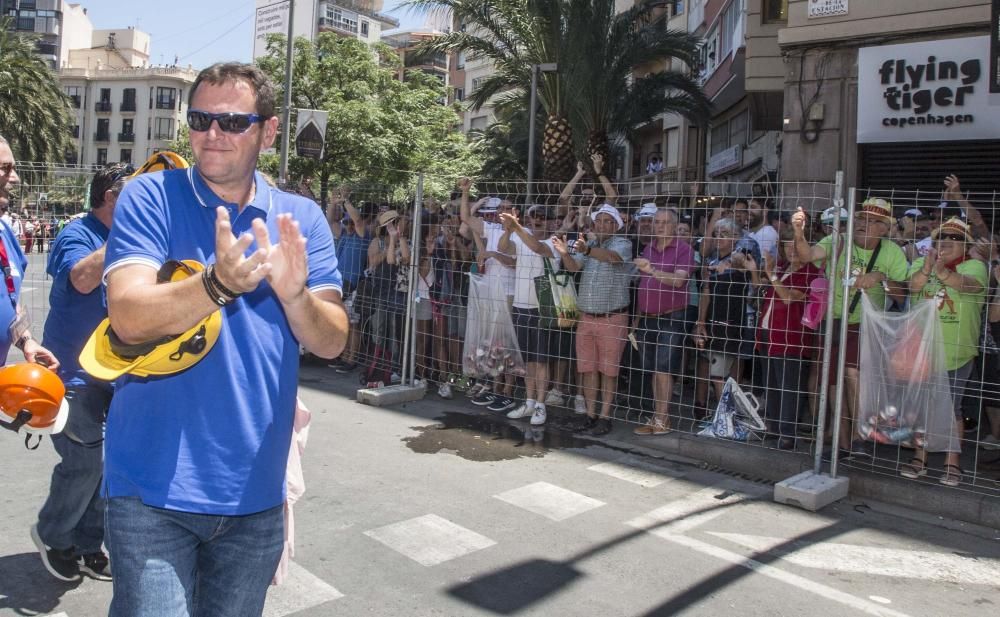 La mascletà de la pirotecnia Piromart no entrará en concurso al no llegar al tiempo mínimo exigido. Disparo correcto, sin alardes, en su debut en la Península