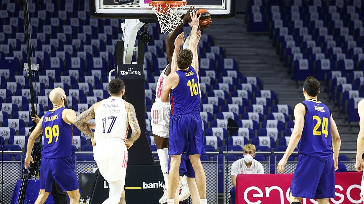 Jugada entre el Reial Madrid i el Barça aquest diumenge