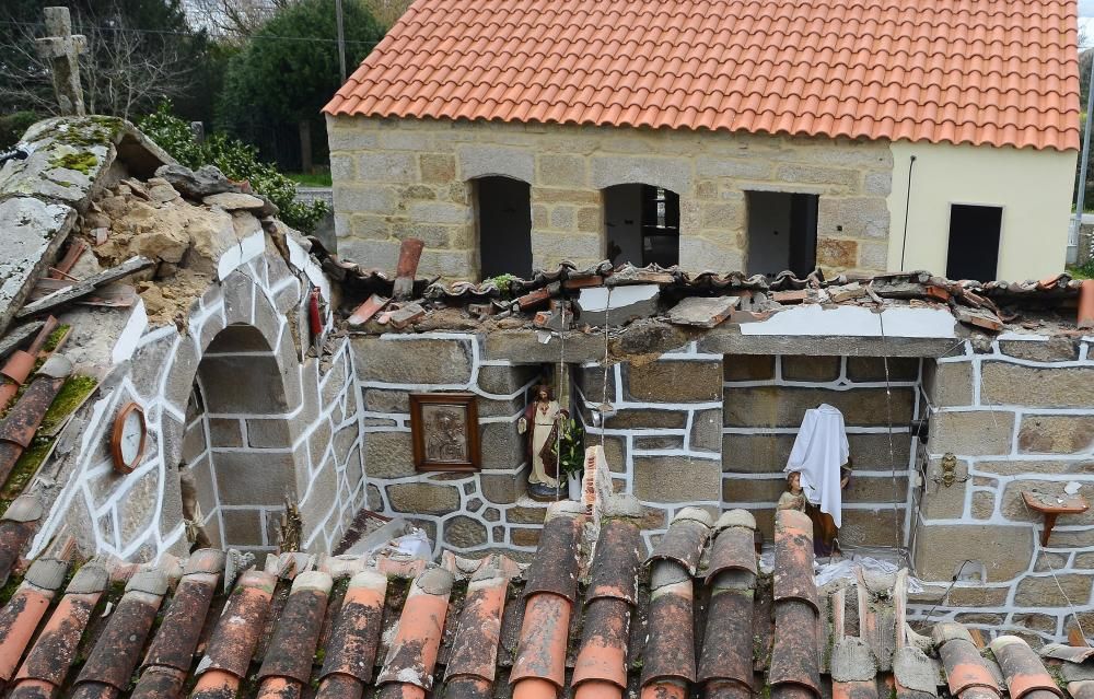 Se hunde el techo de la capilla de A Pedreira, en Cangas