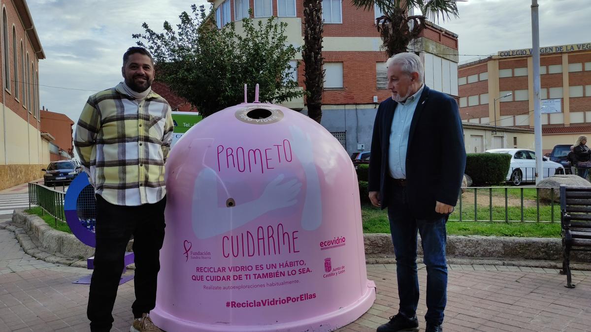 El contenedor de Ecovidrio que se ha instalado por unos días en la Plaza Virgen de la Vega. / E. P.