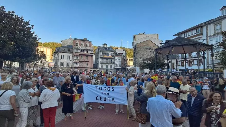 Óscar Pérez, alcalde de Valdés, toma la palabra, respaldado por la gran mayoría de vecinos, aunque también con algún detractor que le dice que "no quiere discursos de políticos"