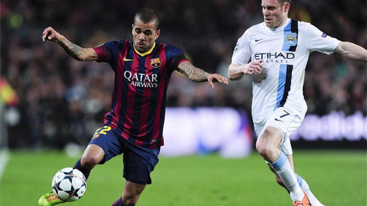 Alves y James Milner, en un partido de la Champions de hace dos temporadas