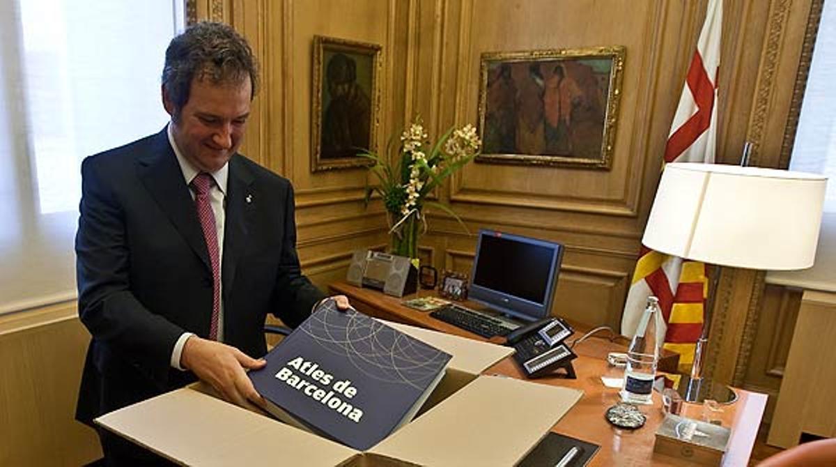 Jordi Hereu acaba de recollir les seves coses del despatx de l’ajuntament.