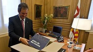 Jordi Hereu acaba de recollir les seves coses del despatx de l’ajuntament.