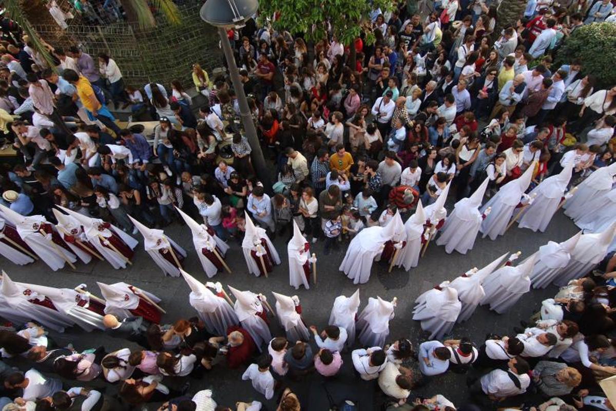Lunes Santo primaveral para albergar una simbiosis de marchas y silencio