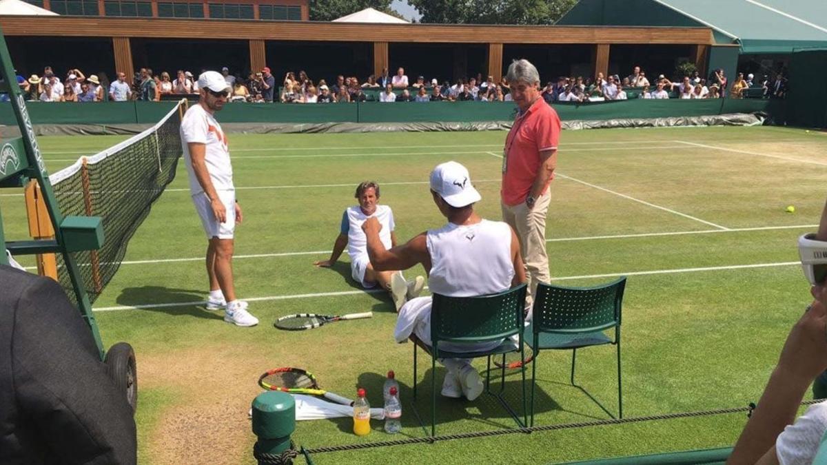 Nadal conversa con su cuerpo  técnico en Wimbledon