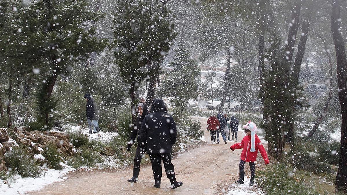 Varias personas disfrutan de la nieve en Ibiza