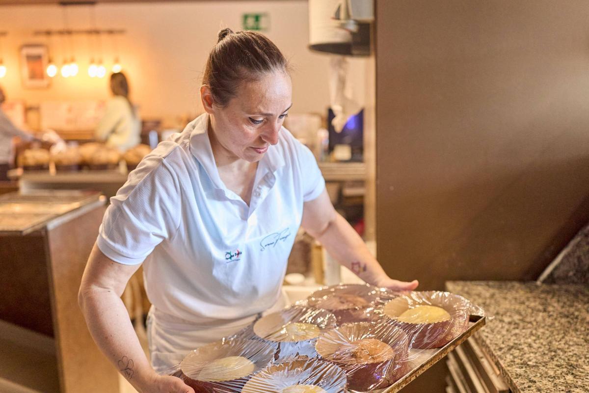 Serena Formiglio, elaborant panettones a la pizzeria Quo Vadis de Bescanó.