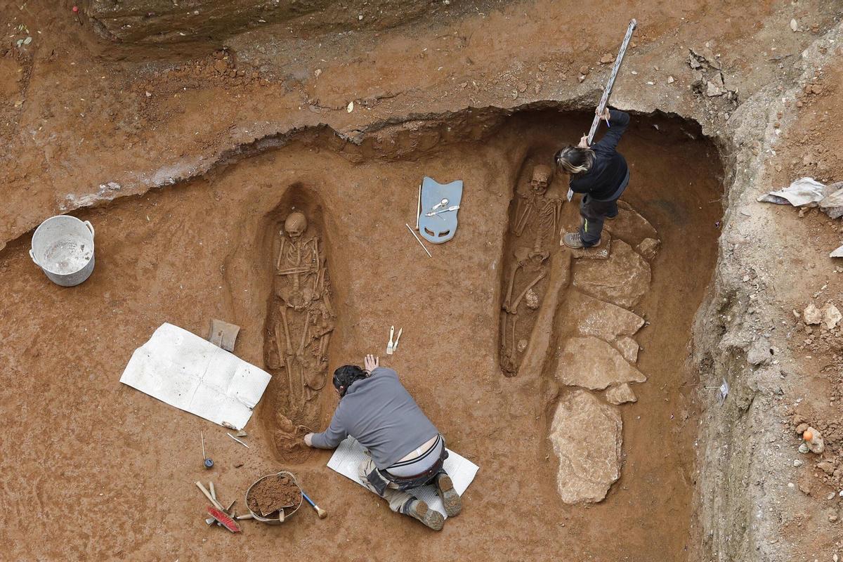Girona. Carrer Portal Nou. Excavacions durant les obres d'una casa. Arqueolegs excavant esquelets. Girona. Carrer Portal Nou. Excavacions durant les obres d'una casa. Arqueolegs excavant esquelets.
