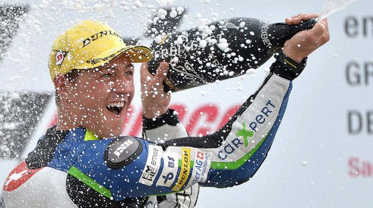 El suís Dominique Aegerter celebra la seva victòria al GP d’Alemanya.