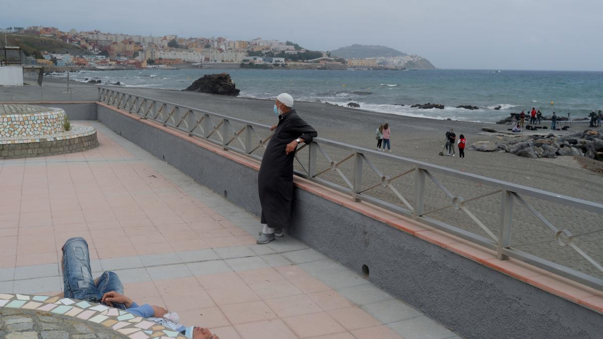 Un migrante en la playa del Tarajal.