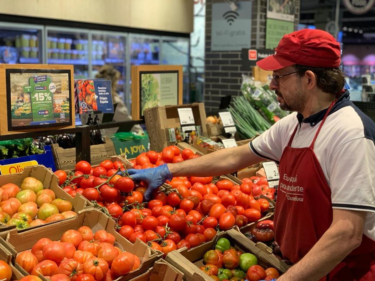 Trabajador de Carrefour, en una imagen de archivo.