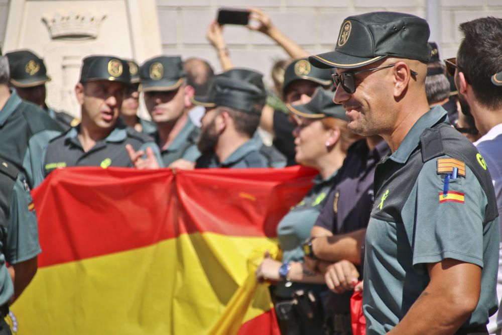 La Guardia Civil, agentes de la Policía Nacional y Local de Torrevieja protagonizaron una concentración de apoyo a la labor de las Fuerzas de Seguridad del Estado en Cataluña