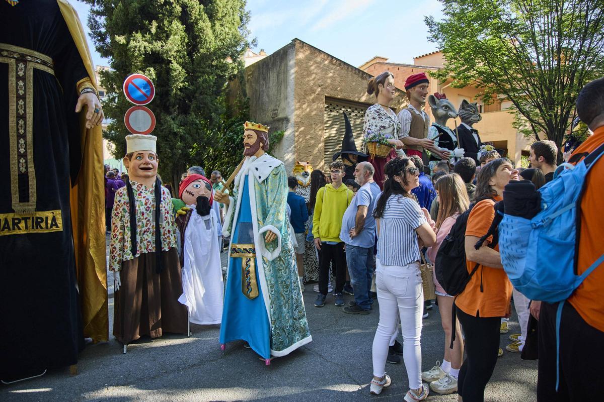 Plantada de gegants a l'Ajuntament de Salt