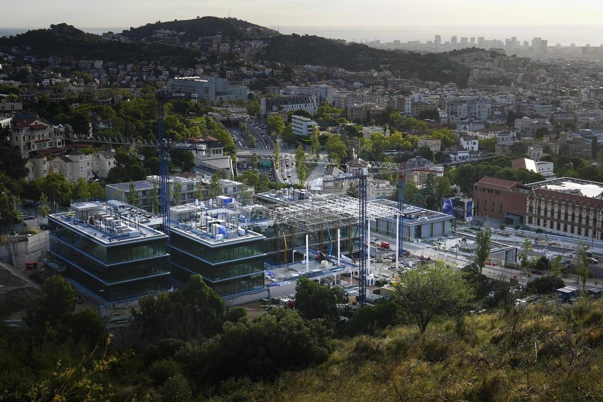 Obras del CaixaResearch Institute, ubicado frente al Museo de la Ciencia CosmoCaixa.