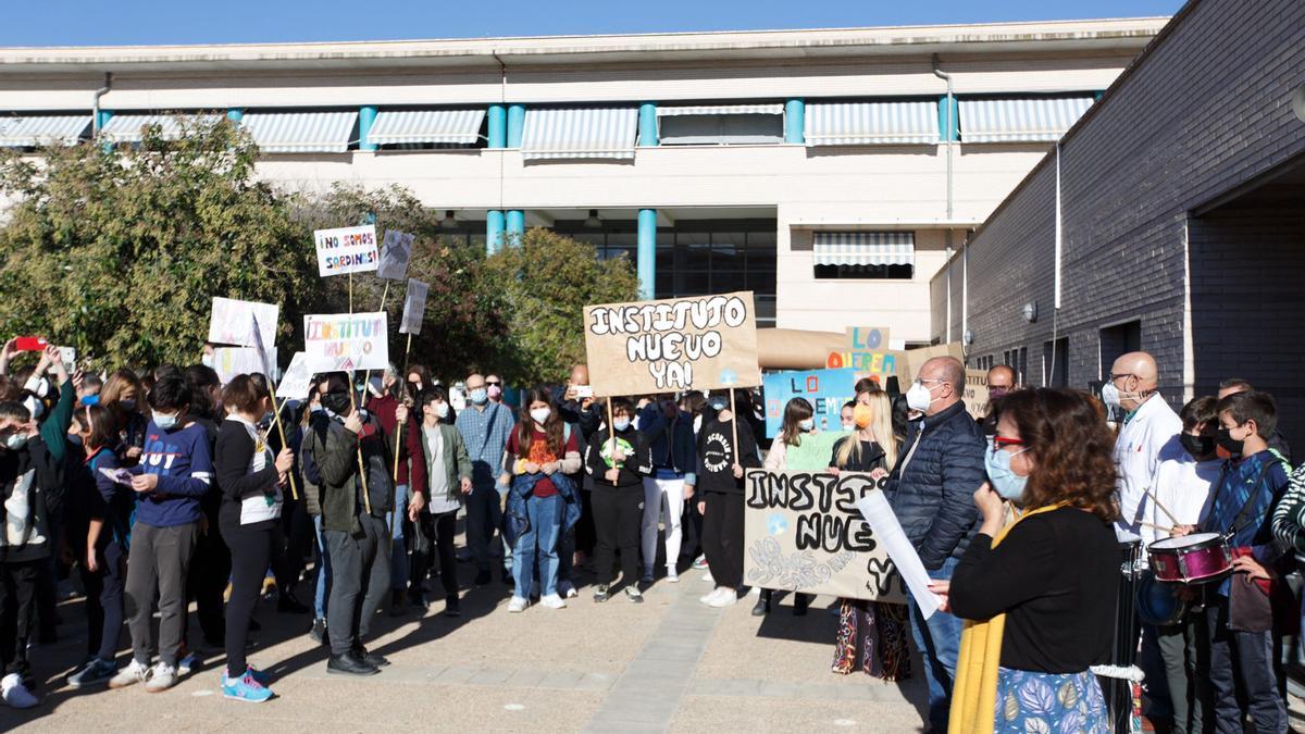 Protestas en el IES Gaia de San Vicente del Raspeig contra la masificación que sufren en el instituto